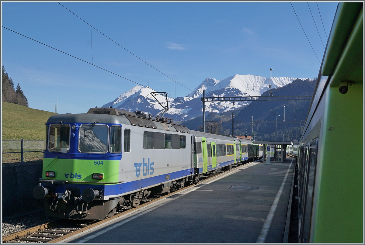 The BLS Re 4/4 504 wiht a Re from Zweisimmen to Interlaken Ost by Därsetten. 

17.02.2021