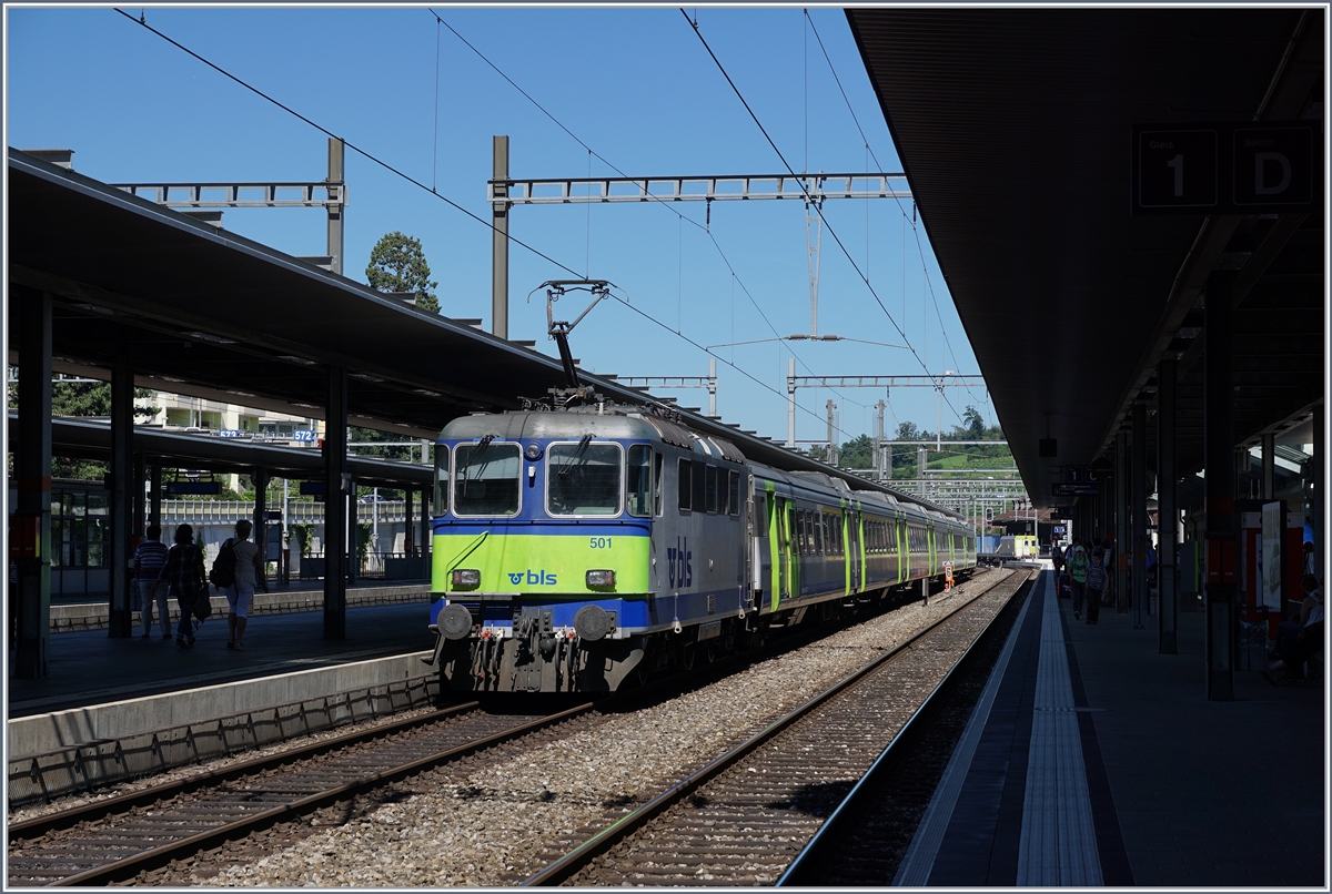 The BLS Re 4/4 II 501 with a GoldenPass RE in Spiez.
14.08.2016