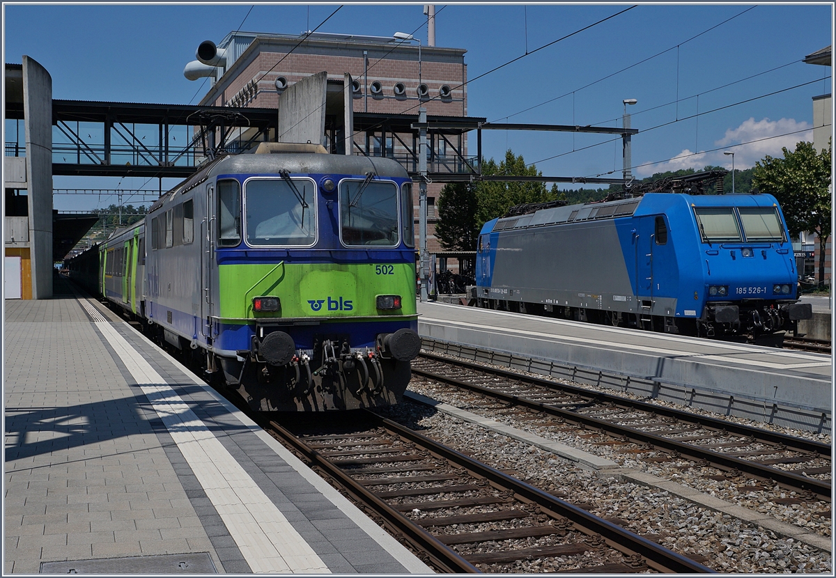 The BLS Re 4/4 II with an RE from Interlaken to Zweisimmen by his stop in Spiez.
30.06.2018