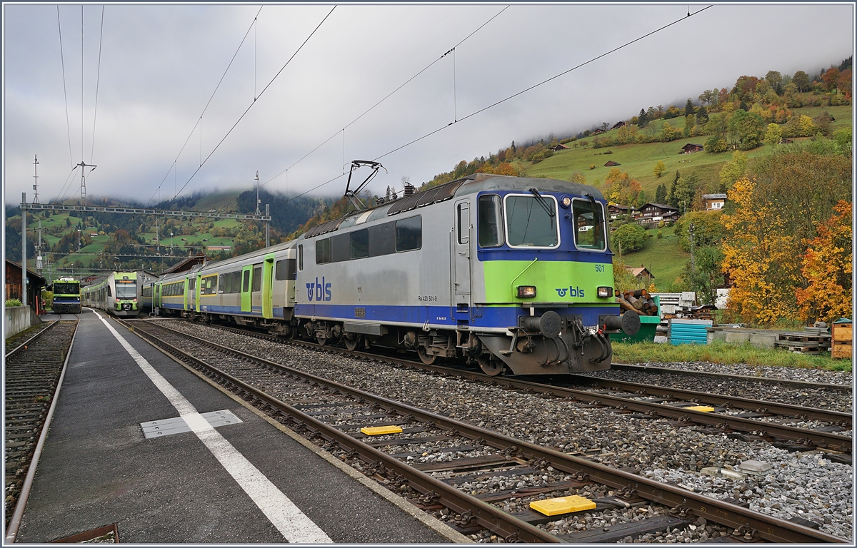 The BLS Re 4/4 II 501 with a RE by his stop in Boltigen. 22.10.2019