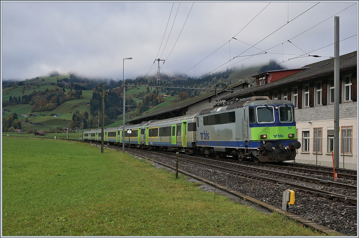 The BLS Re 4/4 II 501 with a RE in Boltigen. 

22.10.2019