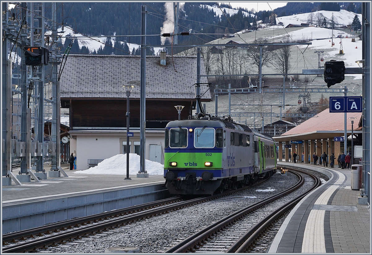 The BLS Re 4/4 II 502 in Zweisimmen.

10.01.2018
