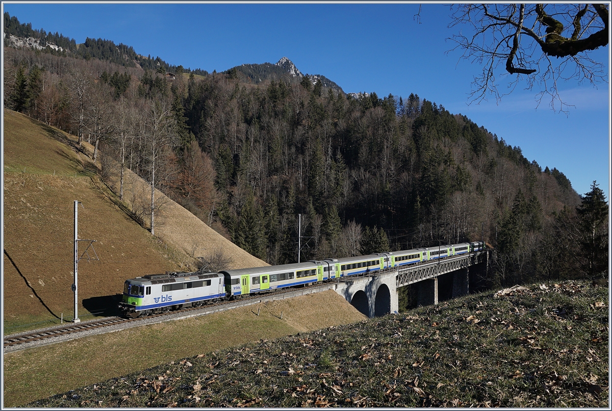 The BLS Re 4/4 II 502 wiht his RE on the way to Interlaken on the Bunschenbach Bridge by Weissenburg.

12.01.2020 