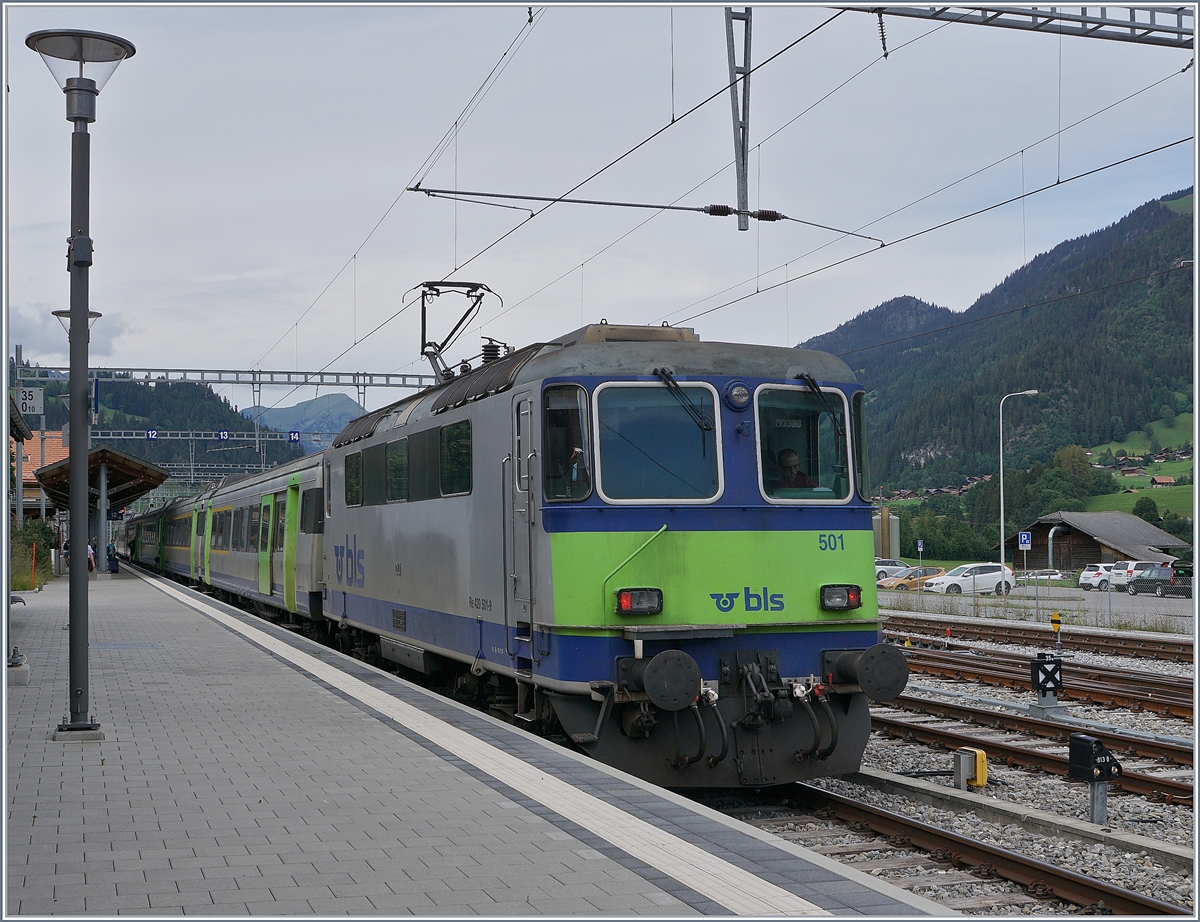The BLS Re 4/4 II 501 with his RE in Zweisimmen. 

19.08.2020