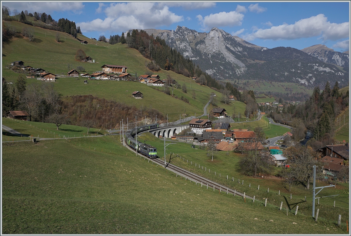 The BLS Re 4/4 II 501 wiht a RE from Zweimmen to Interlaken Ost ba Garstatt.

09.11.2020