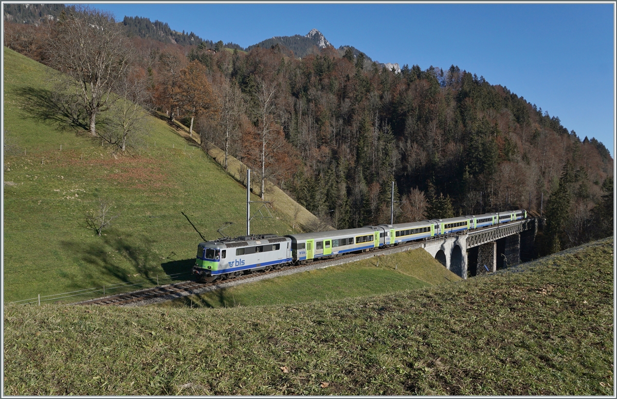 The BLS Re 4/4 II 502 on the way to Zweisimmen on the Bunschenbach Viadkukt. 

25.11.2020