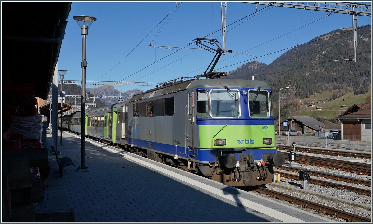 The BLS Re 4/4 II 502 with his RE to Interlaken Ost in Zweisimmen. 

25.11.2020