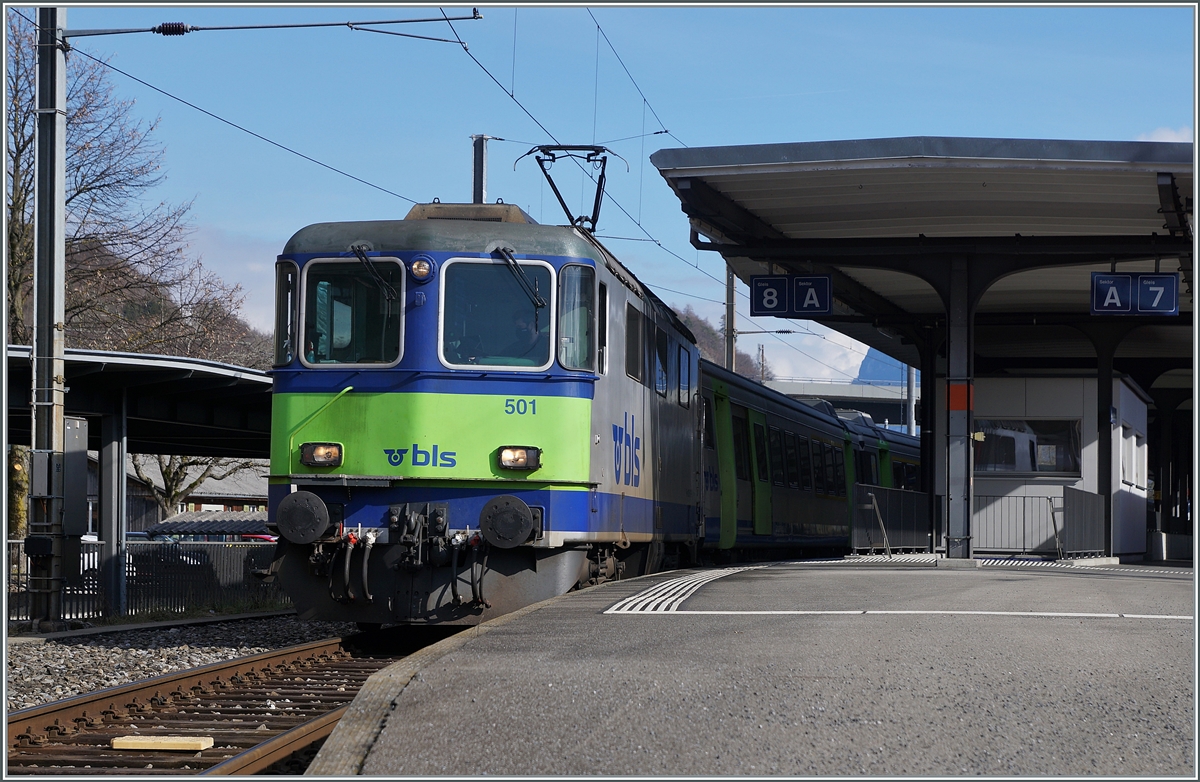 The BLS Re 4/4 II 501 wiht his RE to Zweisimmen in Interlaken Ost.

17.02.2021