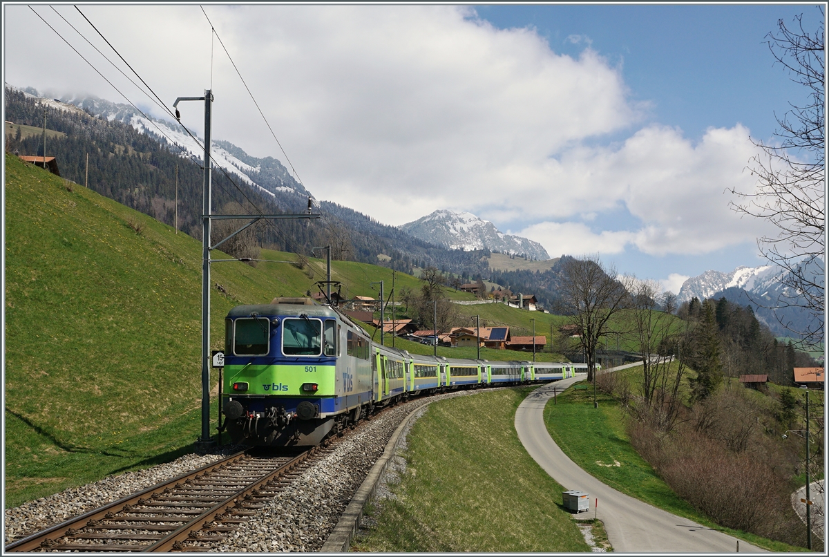 The BLS Re 4/4 II with his RE from Zweisimmen to Interlaken Ost by Enge im Simmental. 

14.04.2021