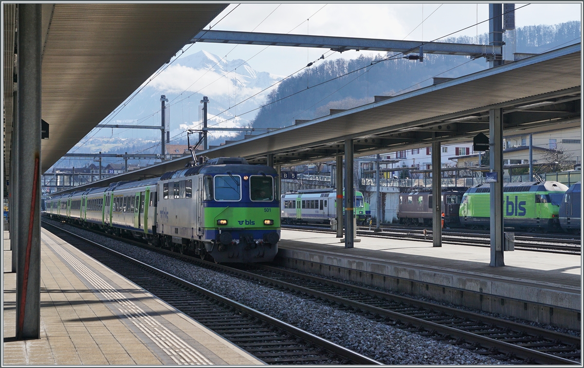 The BLS Re 4/4 II 501 with his RE to Zweisimmen in Spiez. 

17.02.2021