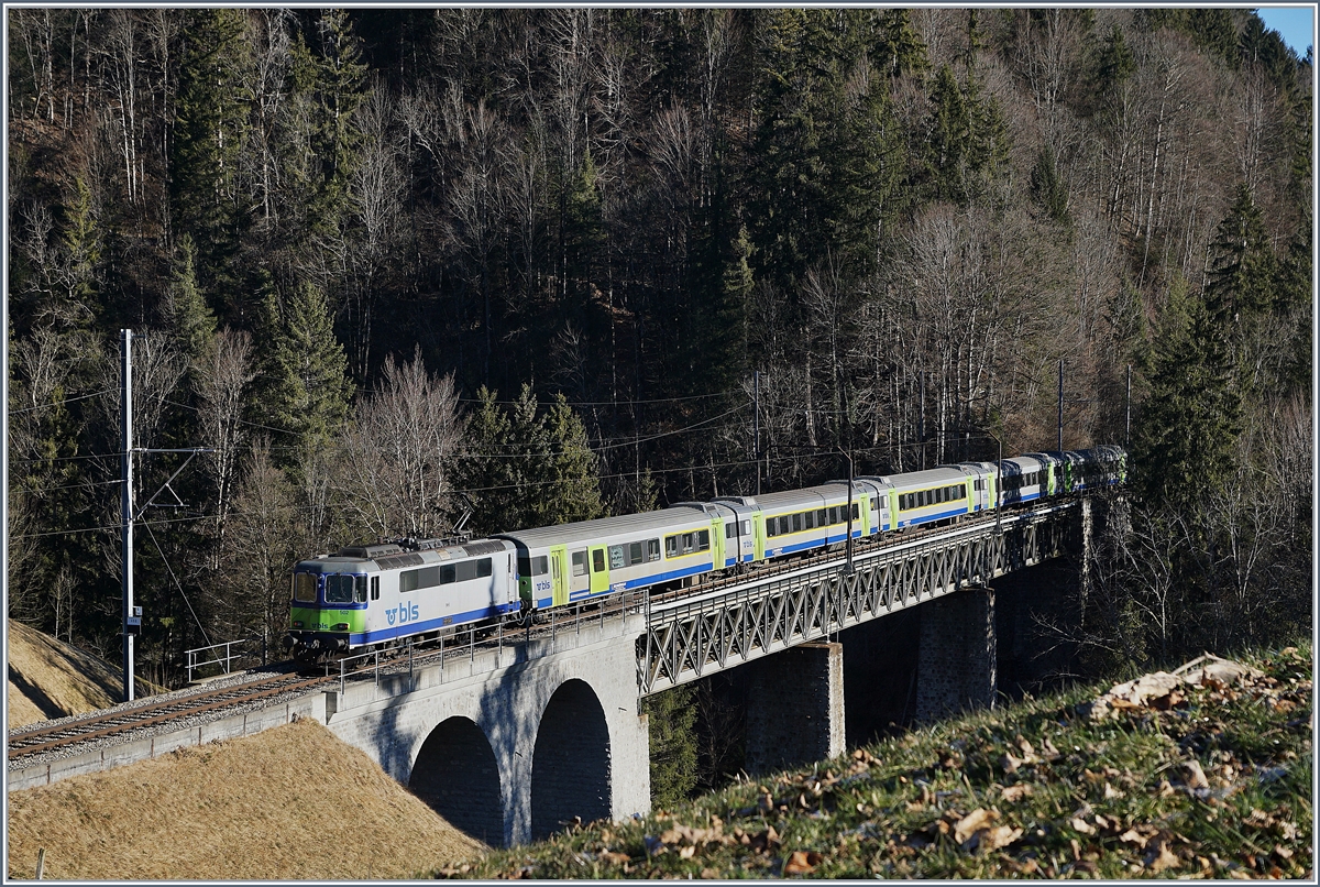 The BLS Re 4/4II 502 with an RE from Zweisimmen to Interlaken Ost on the Bunschenbach Bridge near Weissenburg.

12.01.2020