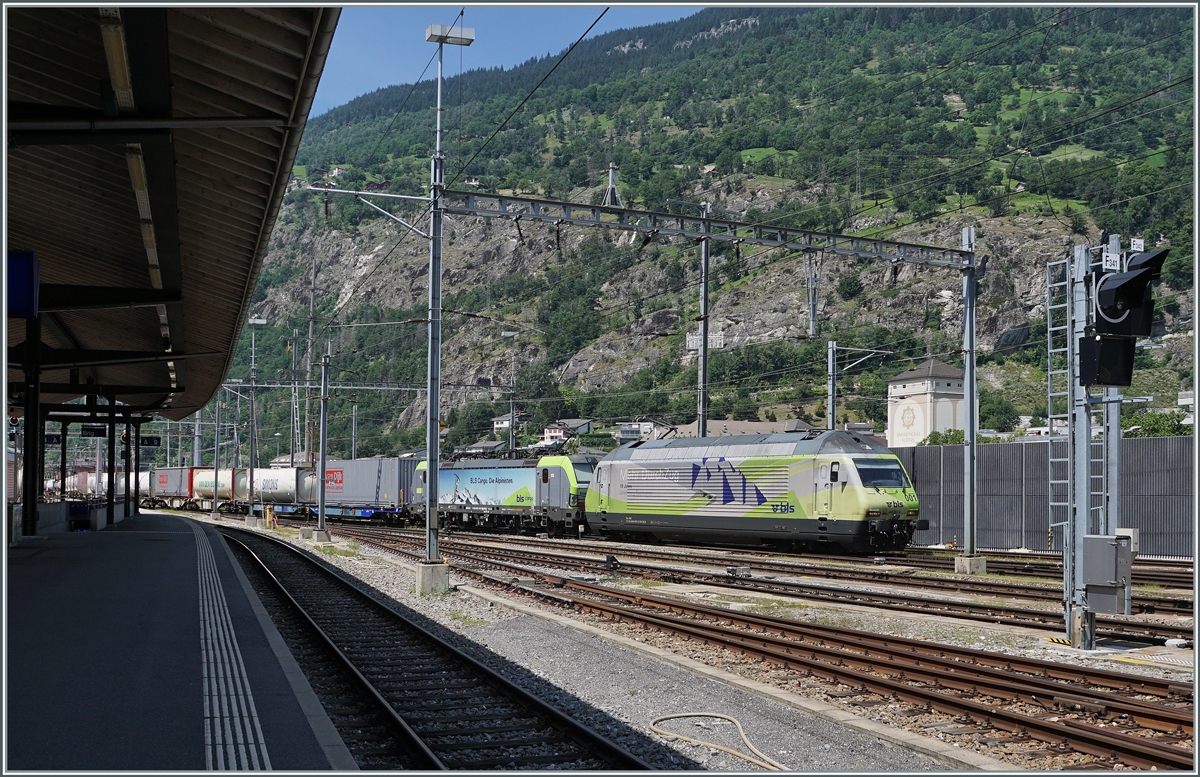 The BLS Re 465 001 and a BLS Re 475 wiht a Cargo Train in Brig.

21.07.2021