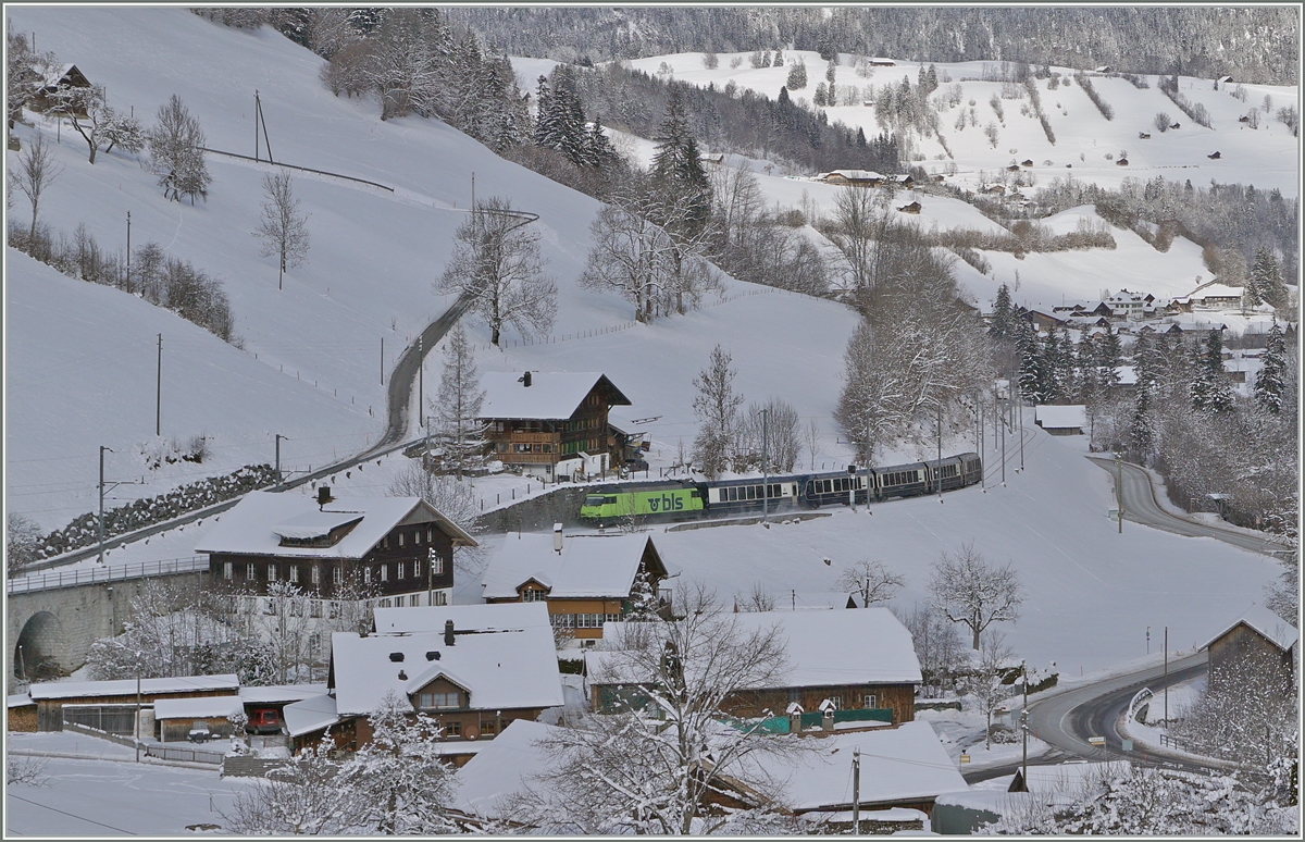 The BLS Re 465 001 with the GoldenPass Express 4068 from Montreux to Interlaken by Garstatt

20.01.2023