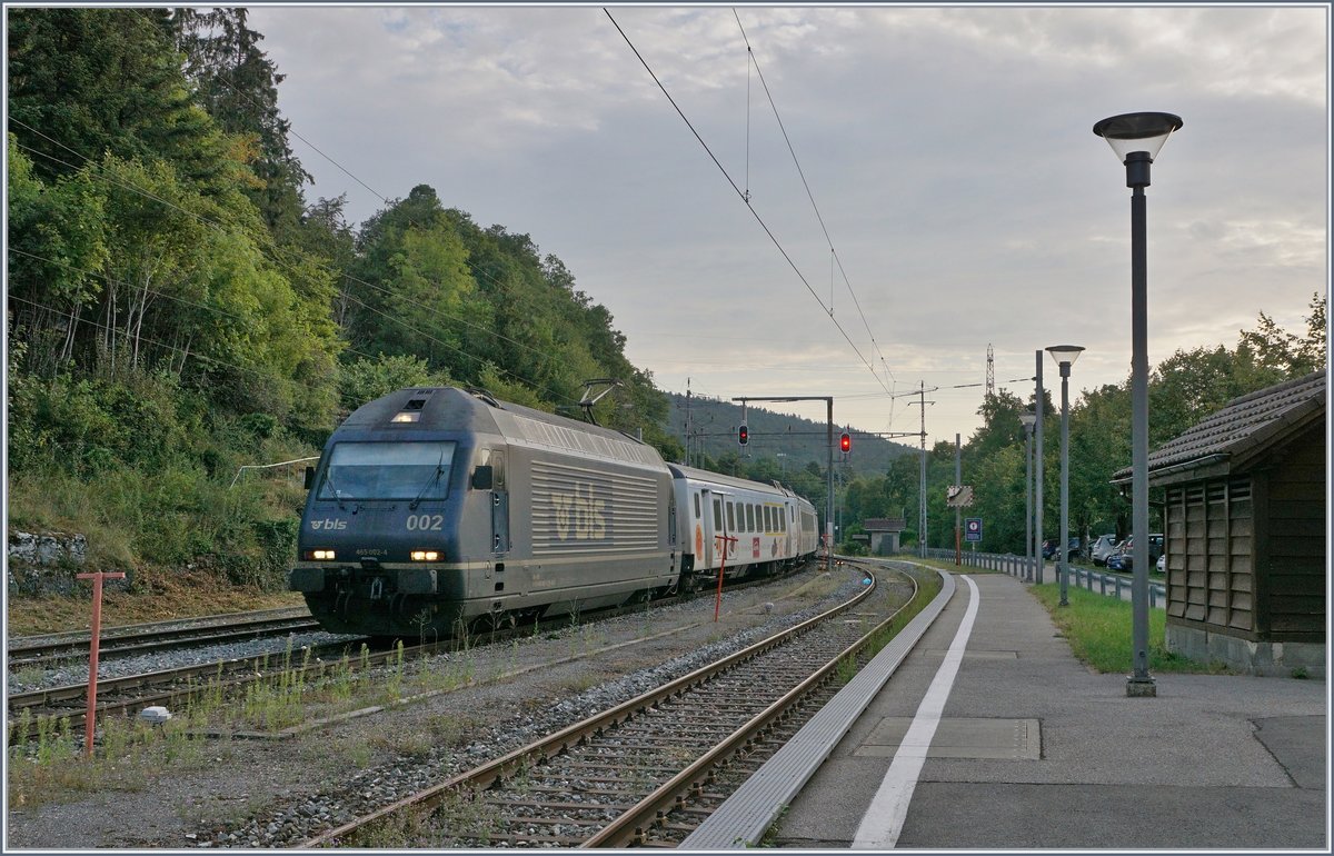 The BLS Re 465 002 wiht his EW III is arriving at Chambrelien. 

12.08.2020