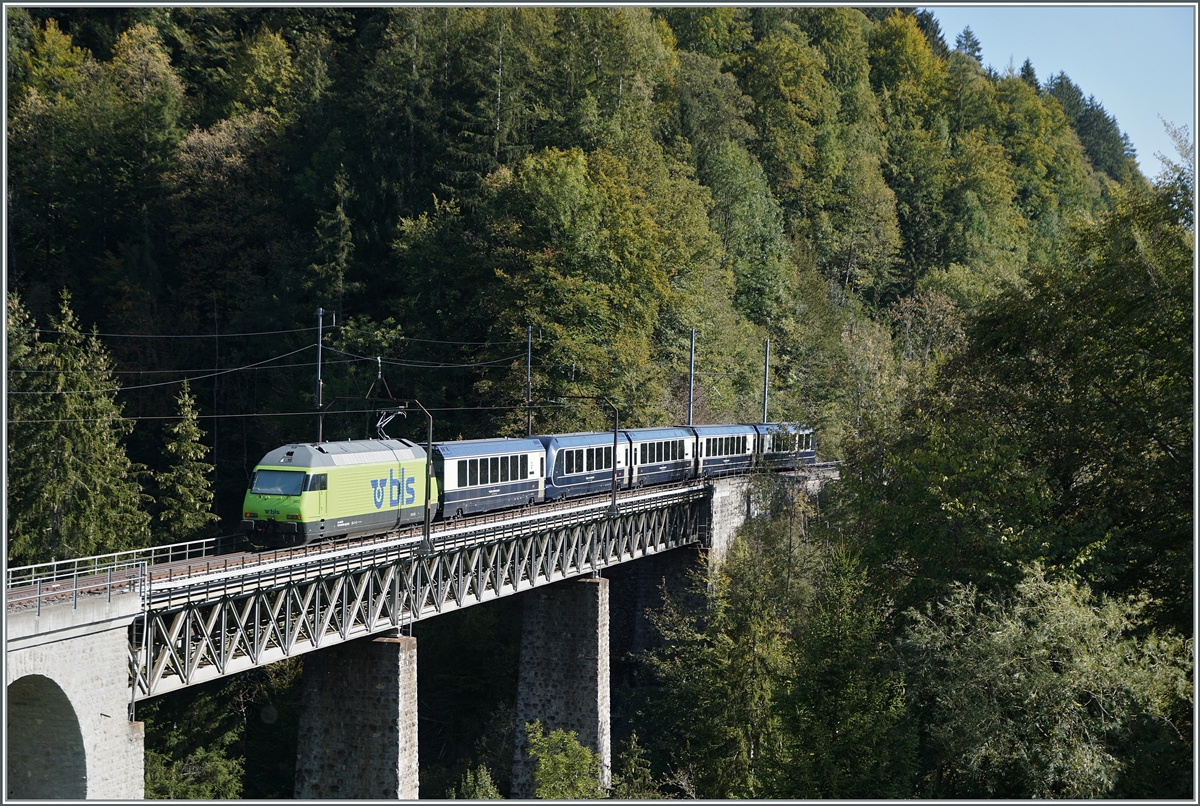 The BLS Re 465 002 (UIC 91 85 4465 002-4) drives with its GoldenPass Express GPX 4068 from Montreux to Interlaken Ost near Weissenburg over the Bunschenbach Bridge.

Oct 7, 2023