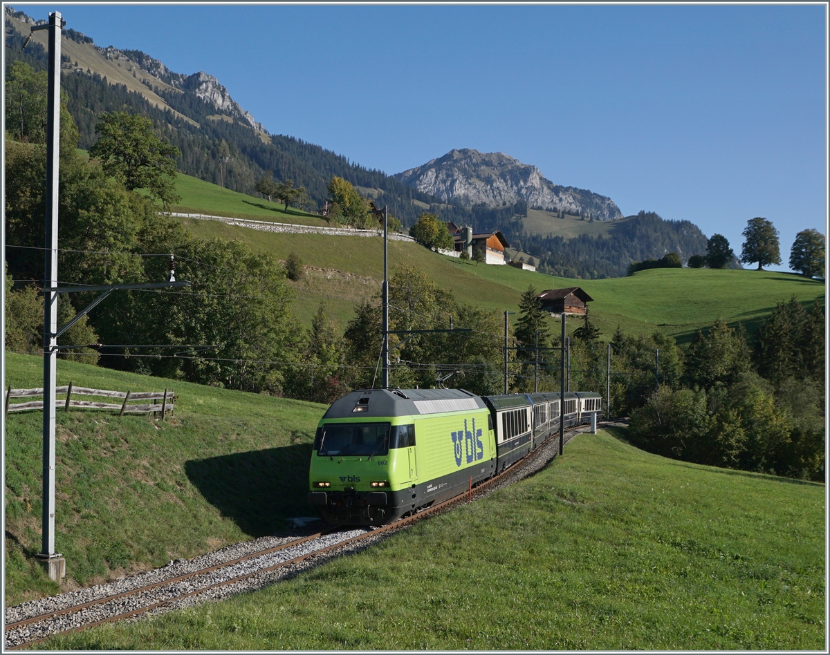 The BLS Re 465 002 is on the GoldenPass Express 4065 from Interlaken to Montreux near Enge in the Simmental on the way to Zweisimmen, where the train will then continue to Montreux with a changed gauge.

October 7, 2023