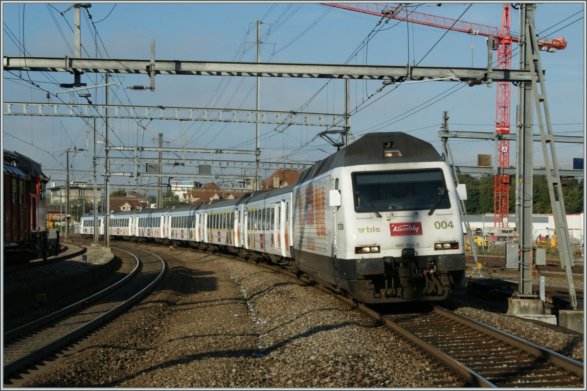 The BLS Re 465 004-0 with the  Kambly-Train by Bern Wankdorf.
05.10.2012