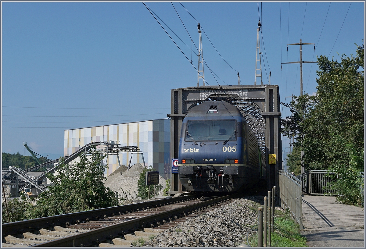 The BLS Re 465 005 with an RE to La Chaux de Fonds bei the Ziehlbrücke. 

30.08.2019