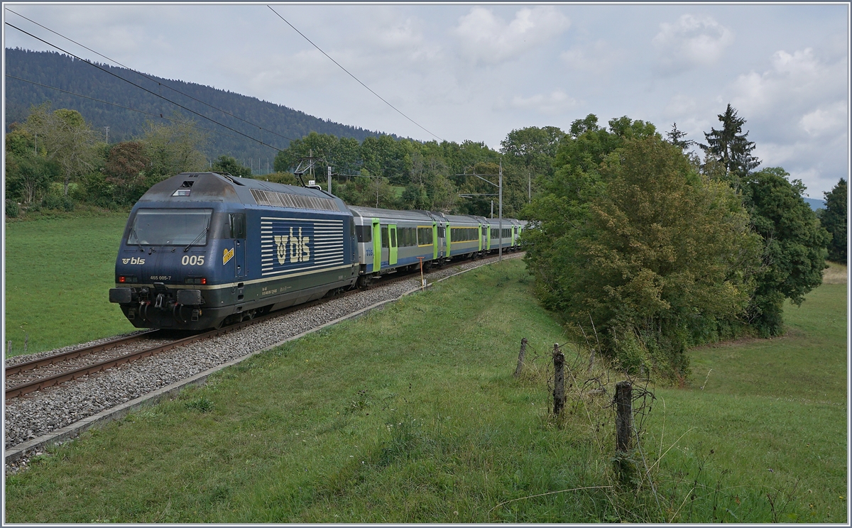 The BLS Re 465 005 with his RE from Bern to La Chaux-de-Fonds by Les Geneveys-sur-Coffrane.

03.09.2020