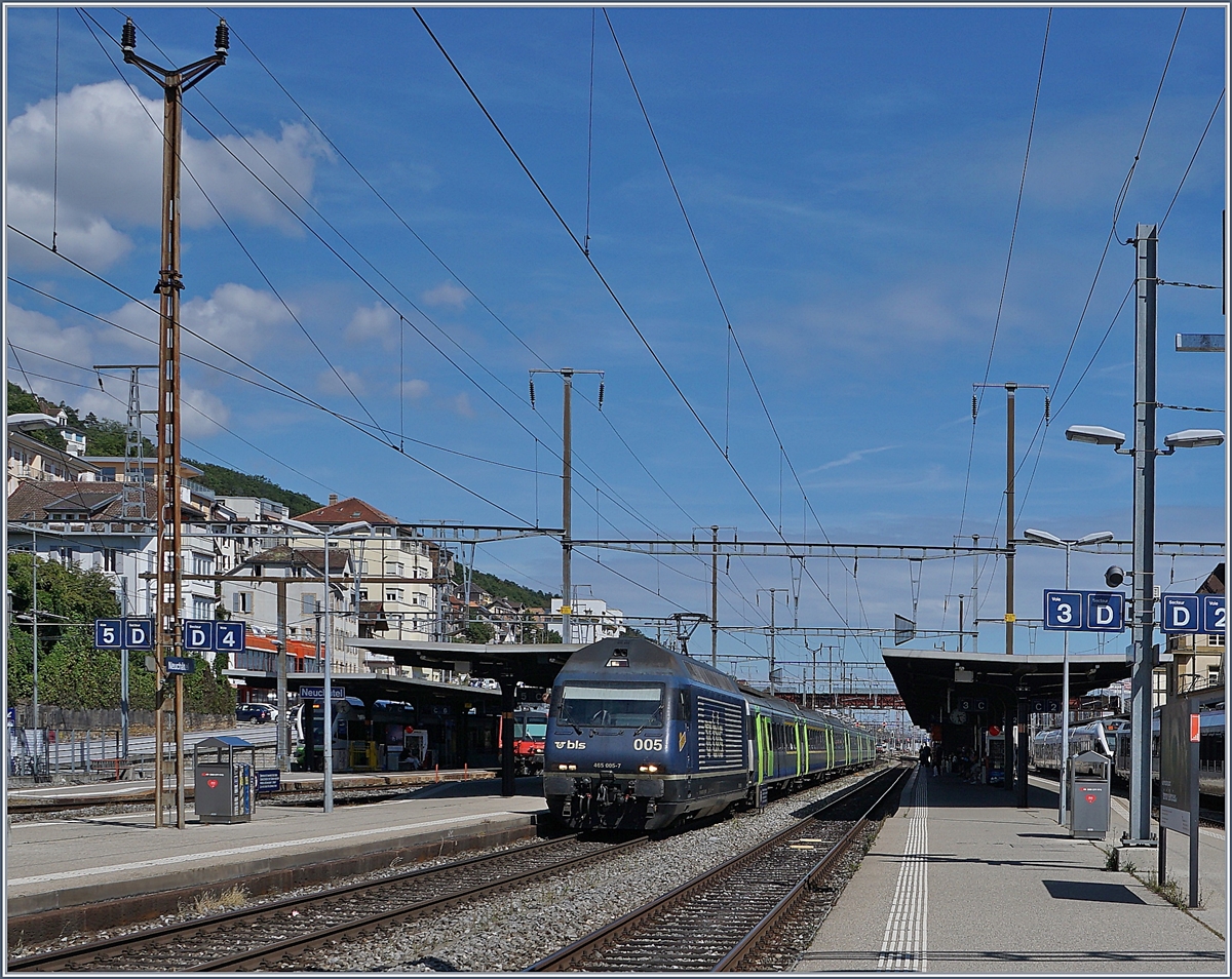 The BLS Re 465 005 with his RE from Bern to La Chaux-de-Fonds by his stop in Neuchâtel.

03.09.2020