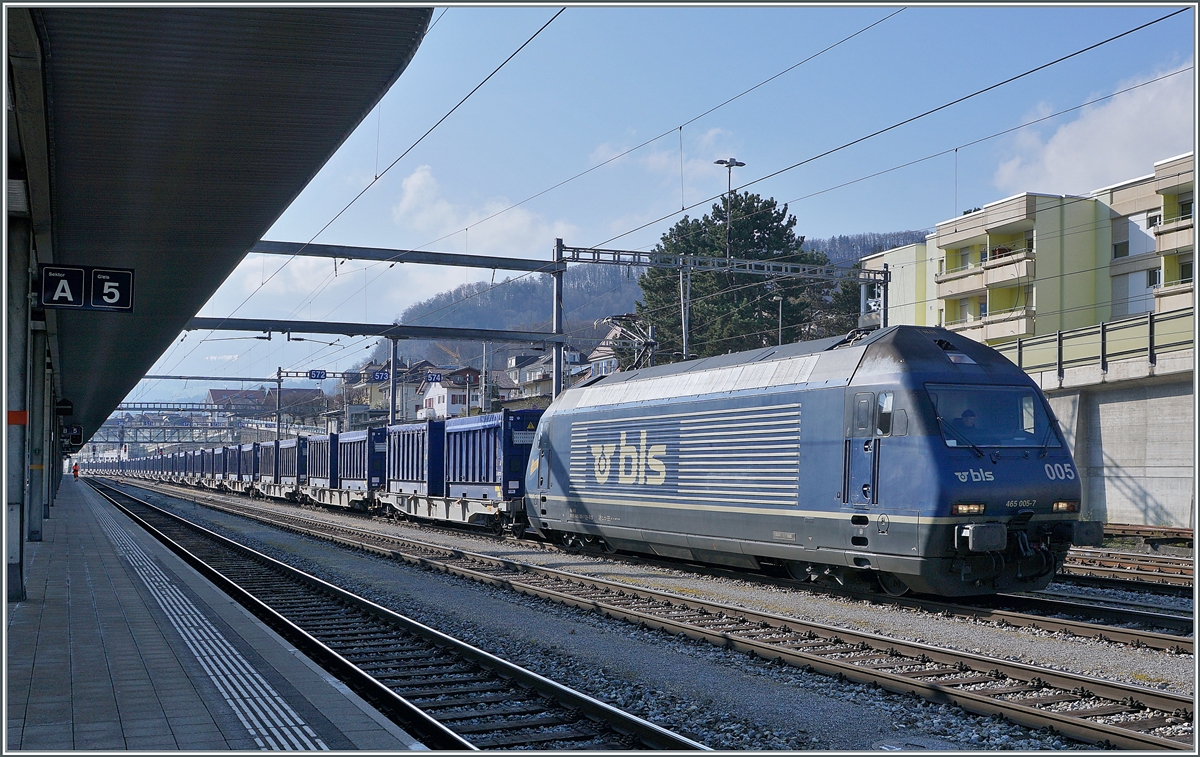 The BLS Re 465 005 wiht a long HUPAC Sgmnss cargo train in Spiez.- 

14.04.2021