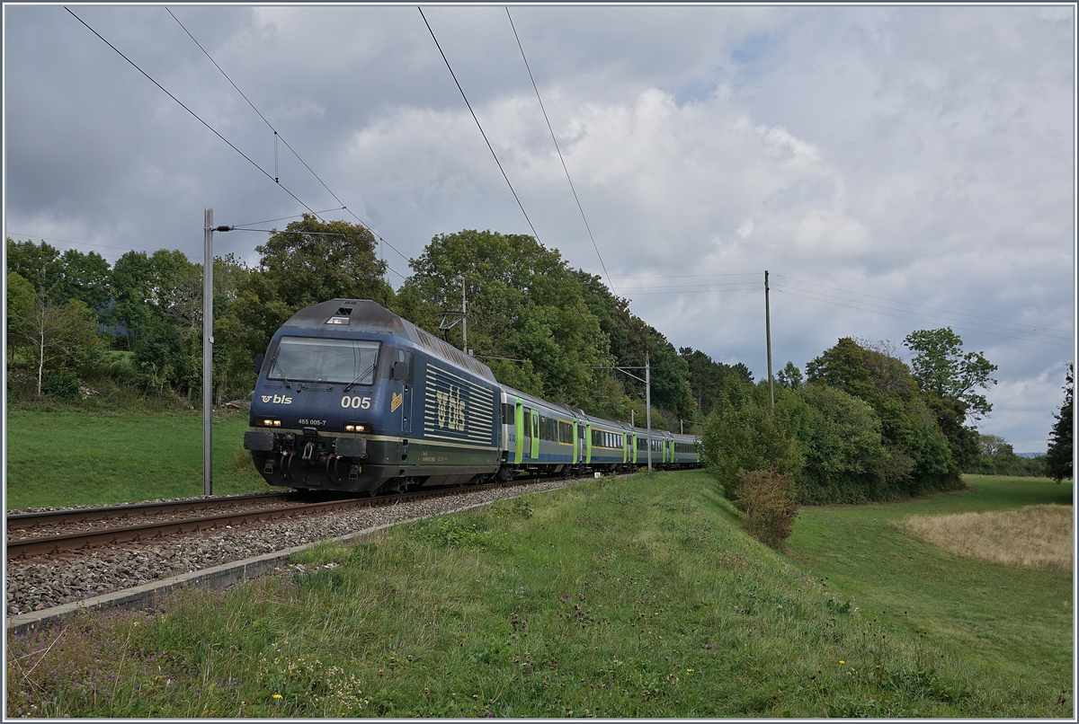 The BLS Re 465 005 with his RE from La Chaux de Fond to Bern by Les Geneveys sur Coffrane.

03.09.2020