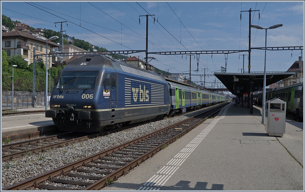 The BLS Re 465 006 with a RE to La Chaux-de-Fonds in Neuchâtel.

10.08.2020