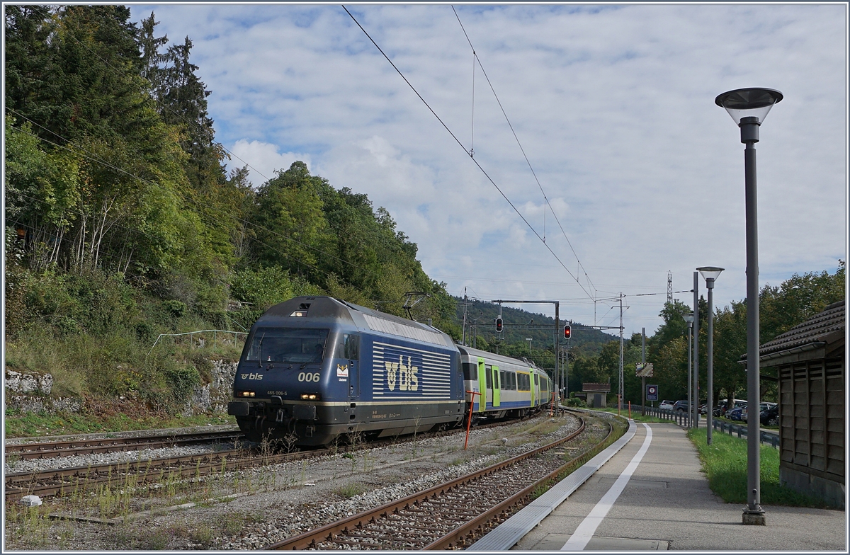 The BLS Re 465 006 with a RE from Bern to La Chaux-de-Fonds in Chambrelien.

03.09.2020