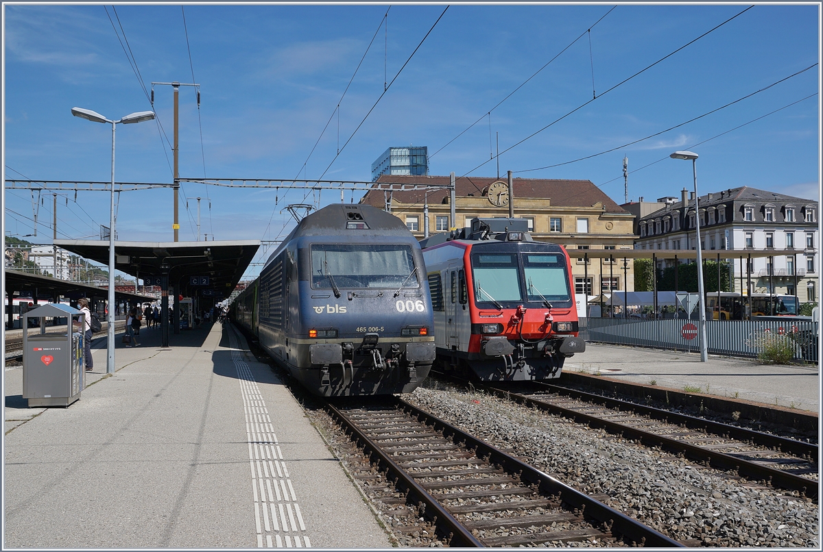 The BLS Re 465 006 with his RE from La Chaux-de-Fonds to Bern by his stop in Neuchâtel.

03.09.2020