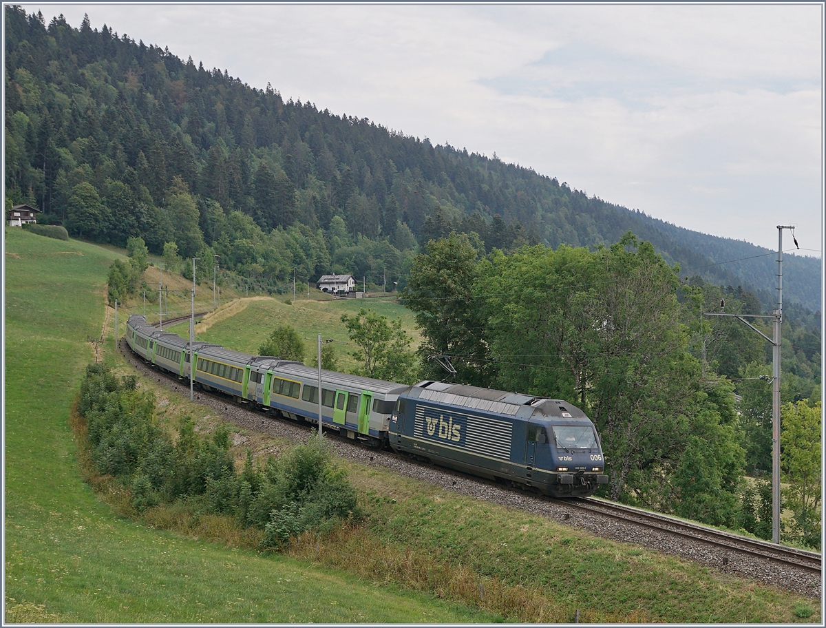 The BLS Re 465 006 wiht his RE on the way to Bern by Les Hauts-les-Geneveys. 

12.08.2020