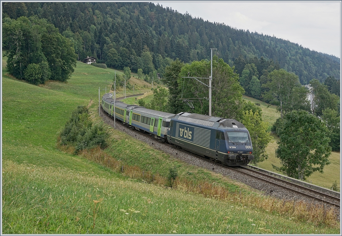 The BLS Re 465 006 wiht an RE on the way to La Chaux de Fond by Les Haut Geneveys. 

12.08.2020