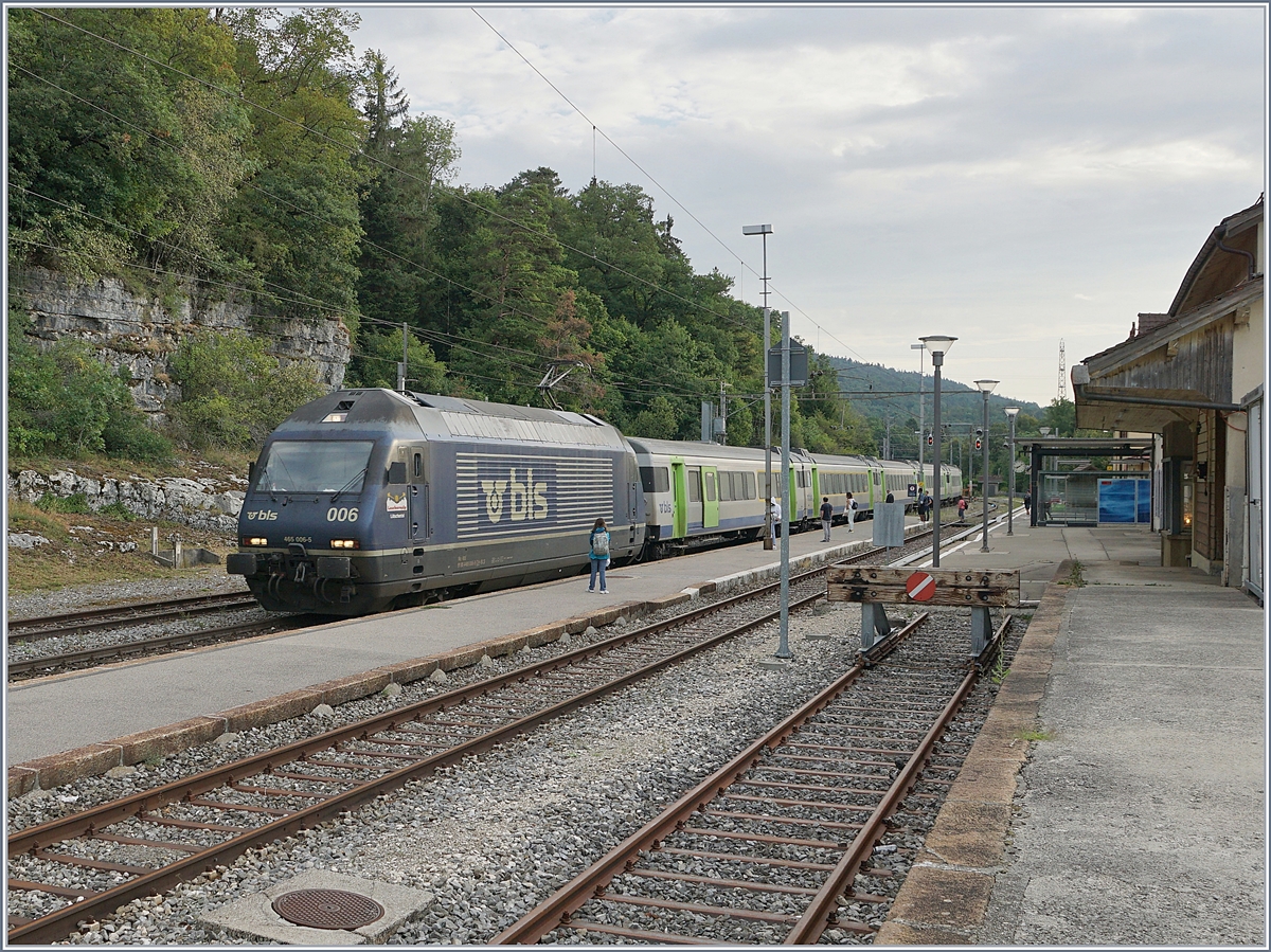 The BLS Re 465 006-5 wiht a RE to La Chaux-de-Fonds in Chambrelien. 

12.08.2020