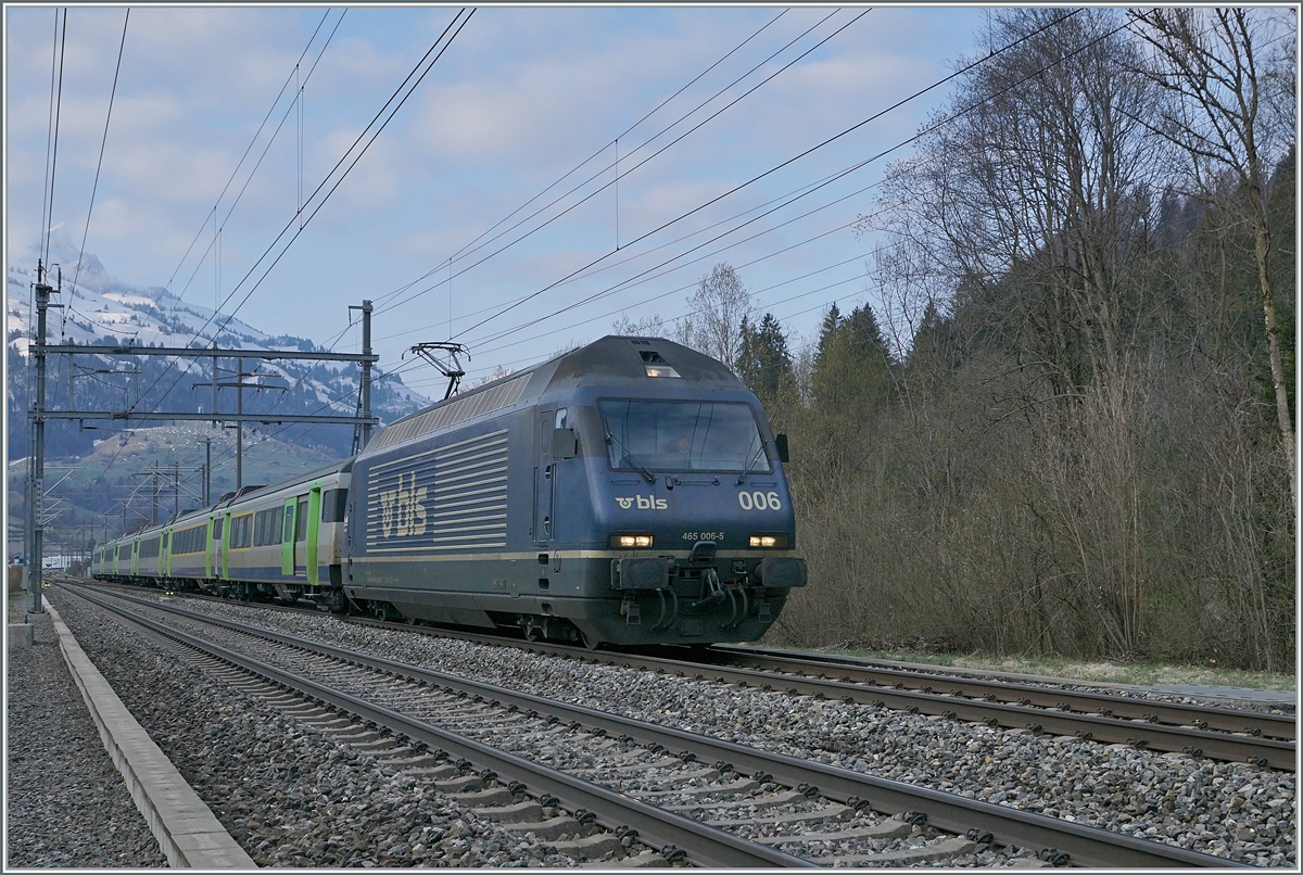 The BLS Re 465 006-5 wiht a local train from Frutigen to Spiez by Mülenen.

14.04.2021