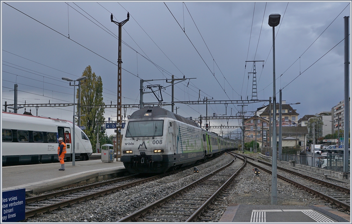 The BLS Re 465 008-1 with his RE Neuchâtel - Bern in Neuchâtel. 

05.11.2019