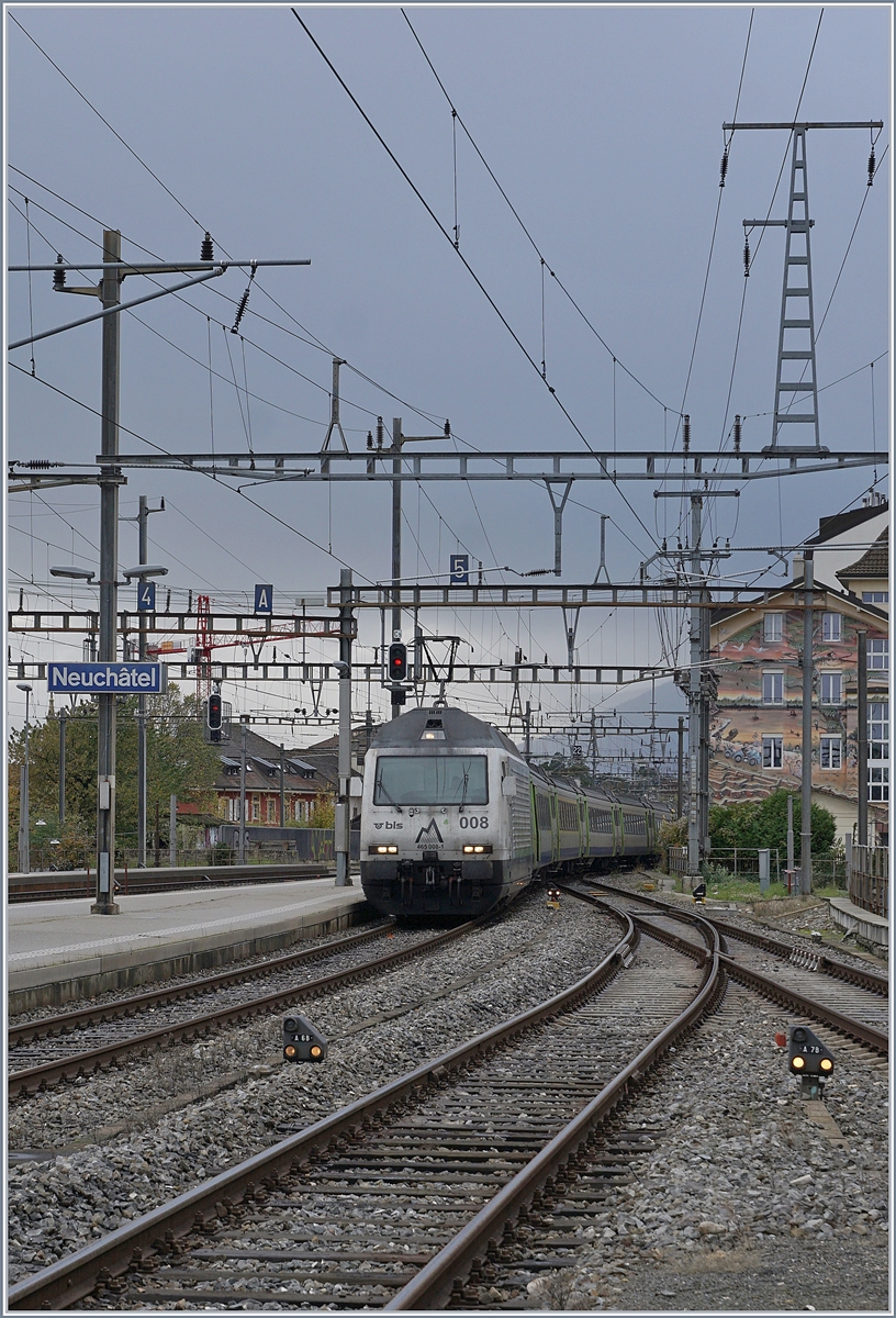 The BLS Re 465 008-1 with his RE Neuchâtel - Bern in Neuchâtel. 

05.11.2019