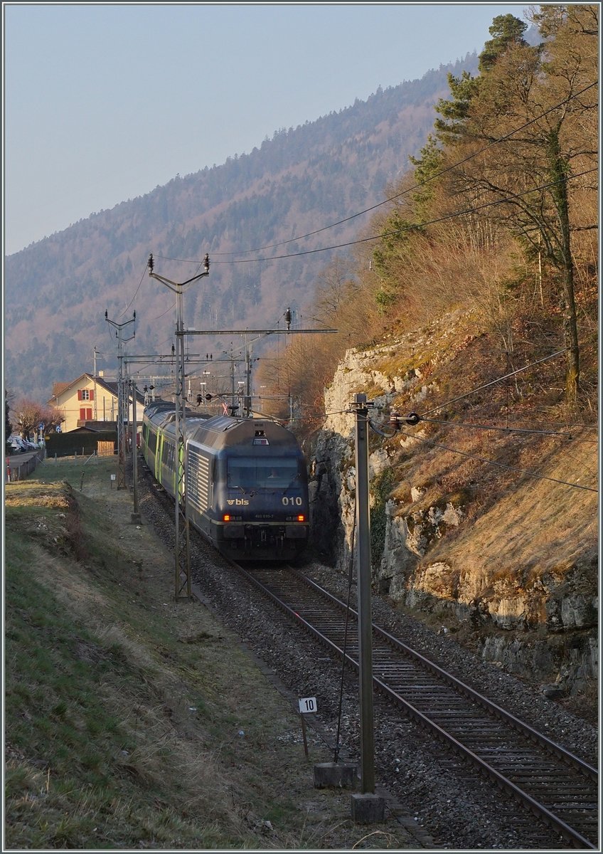 The BLS Re 465 010 with an RE to La Chaux de Fonds in Chambrelien.
18.03.2016