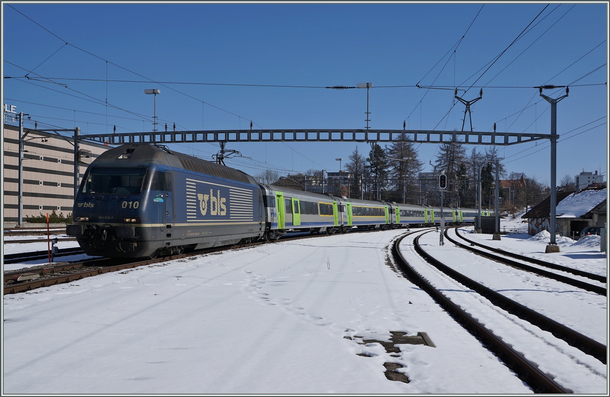 The BLS Re 465 010-7 wiht his RE from Bern is arriving at La Chaux-de-Fonds.
18.03.2016