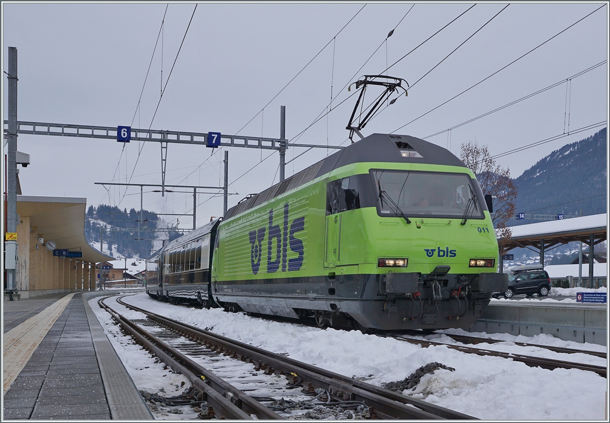 The BLS Re 465 011 with the GoldenPass Express GPX 4065 from Interlaken Ost to Montreux in Zweisimmen. 

15.12.2022