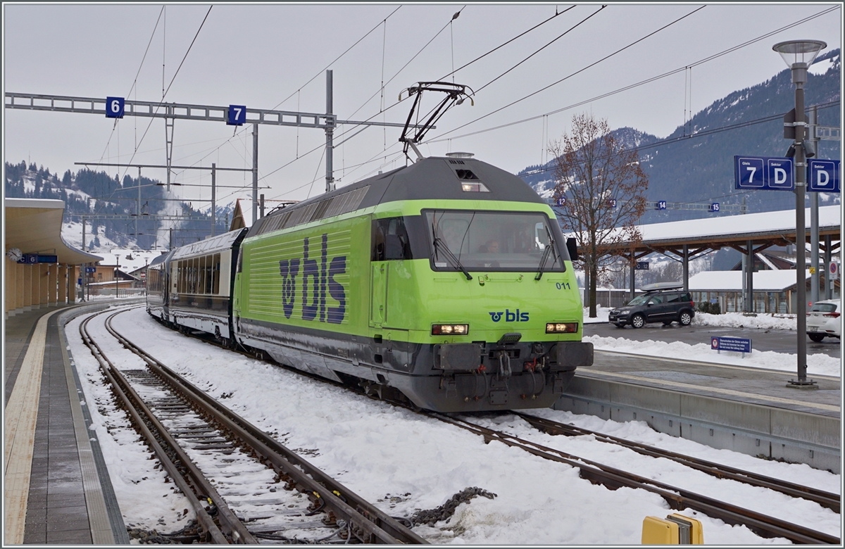 The BLS Re 465 011 with the MOB BLS GoldenPass Express in Zweisimmen. .

15.12.2022 