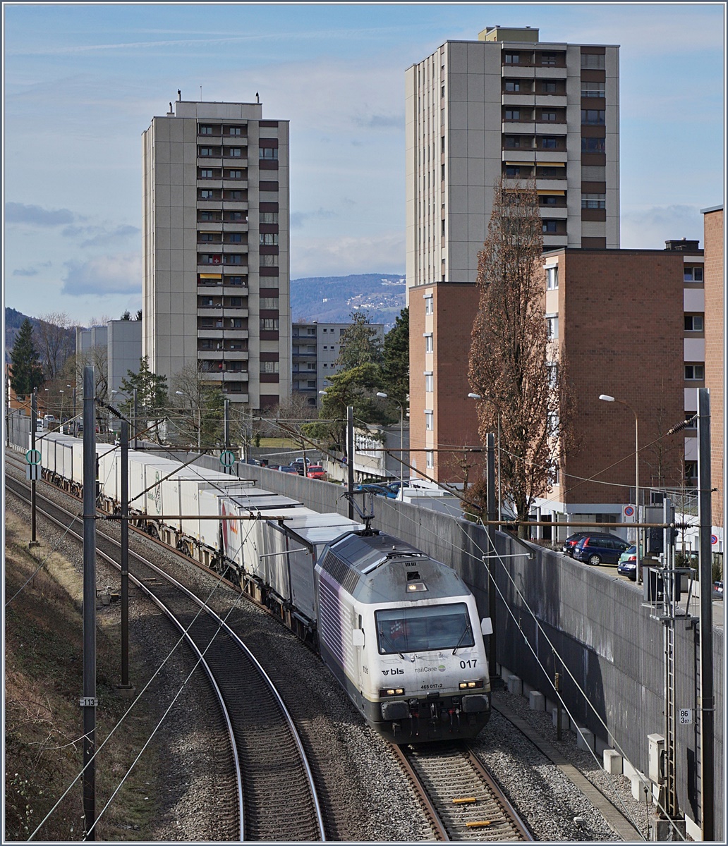 The BLS Re 465 017-2 with a rail care Cargo train between Lengnau and Grenchen Süd.
22.02.2017