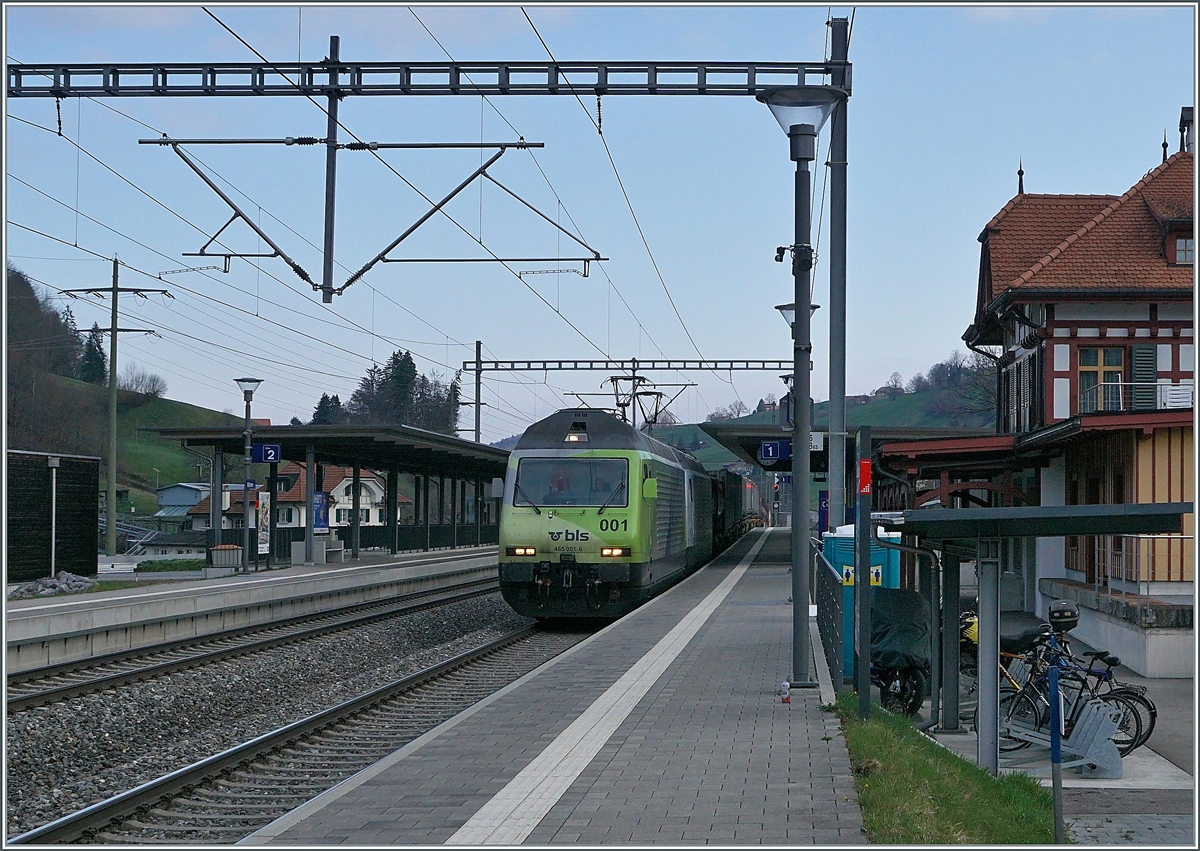 The BLS Re 4654 001 and an other one with a Cargo Train in Mülenen.

14.04.2021