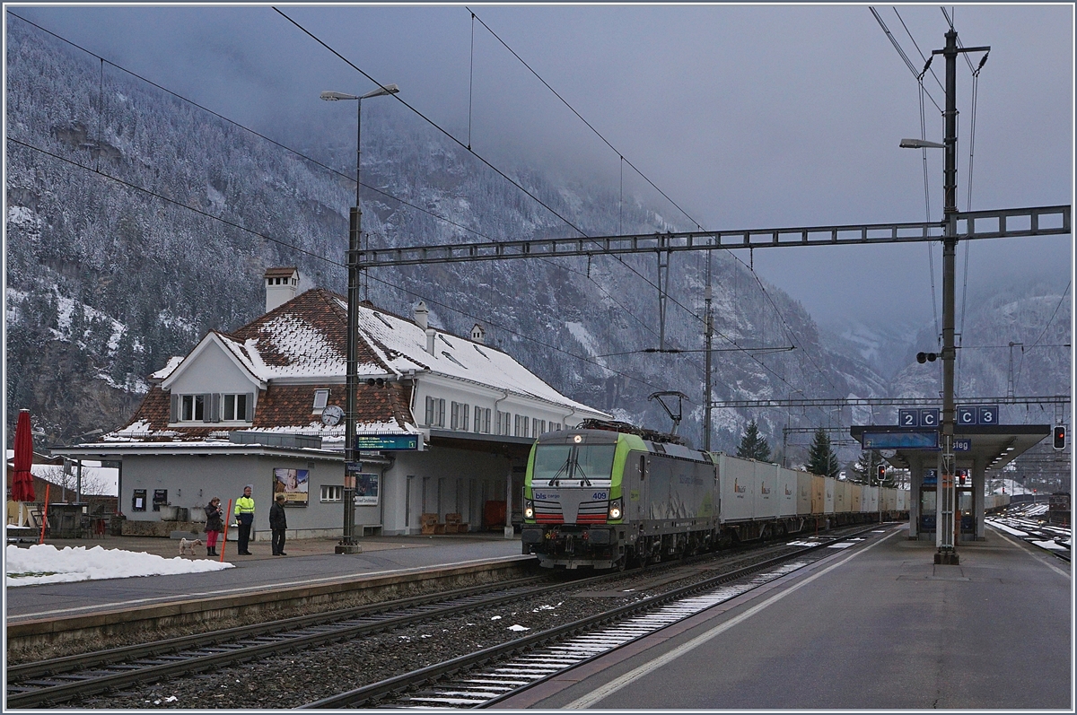 The BLS Re 475 409 with a Cargo Train in Kandersteg.
09.11.2017