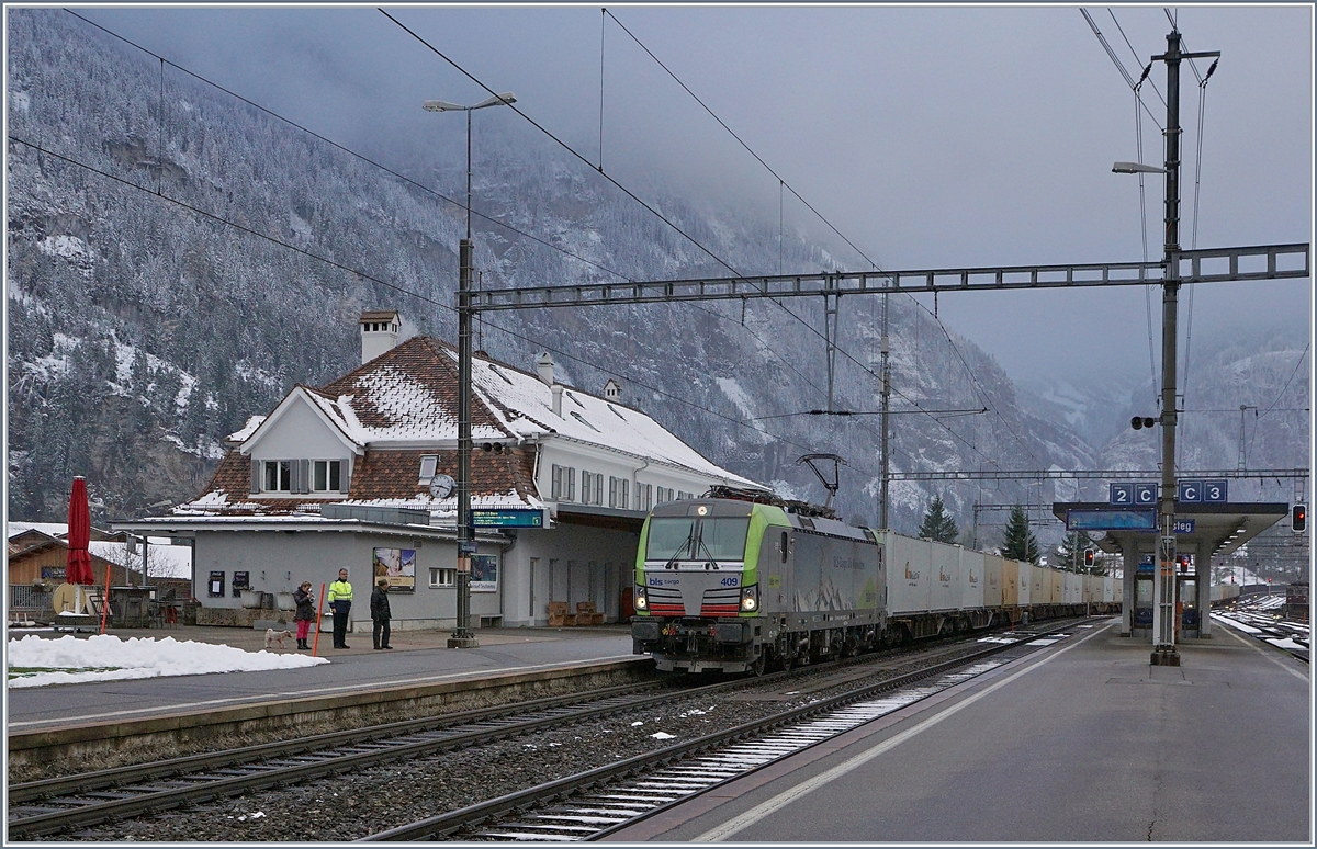 The BLS Re 475 409 wiht a Cargo Train in Kandersteg.

09.11.2017
