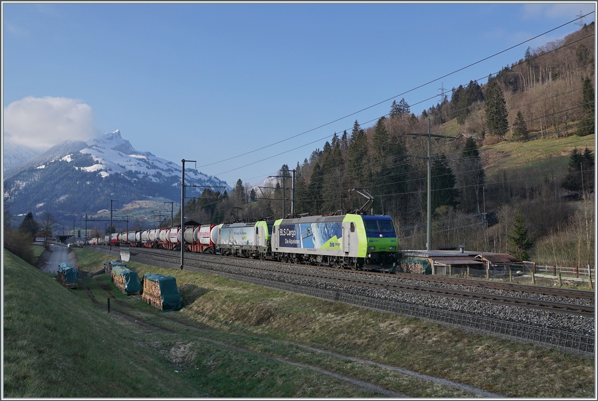 The BLS Re 485 003 and a Re 475 with a Cargo train by Mülenen. 

14.04.2021