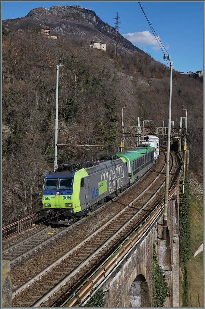 The BLS Re 485 005-3 with a RoLa Freiburg - Novara by Preglia.
19.02. 2016 