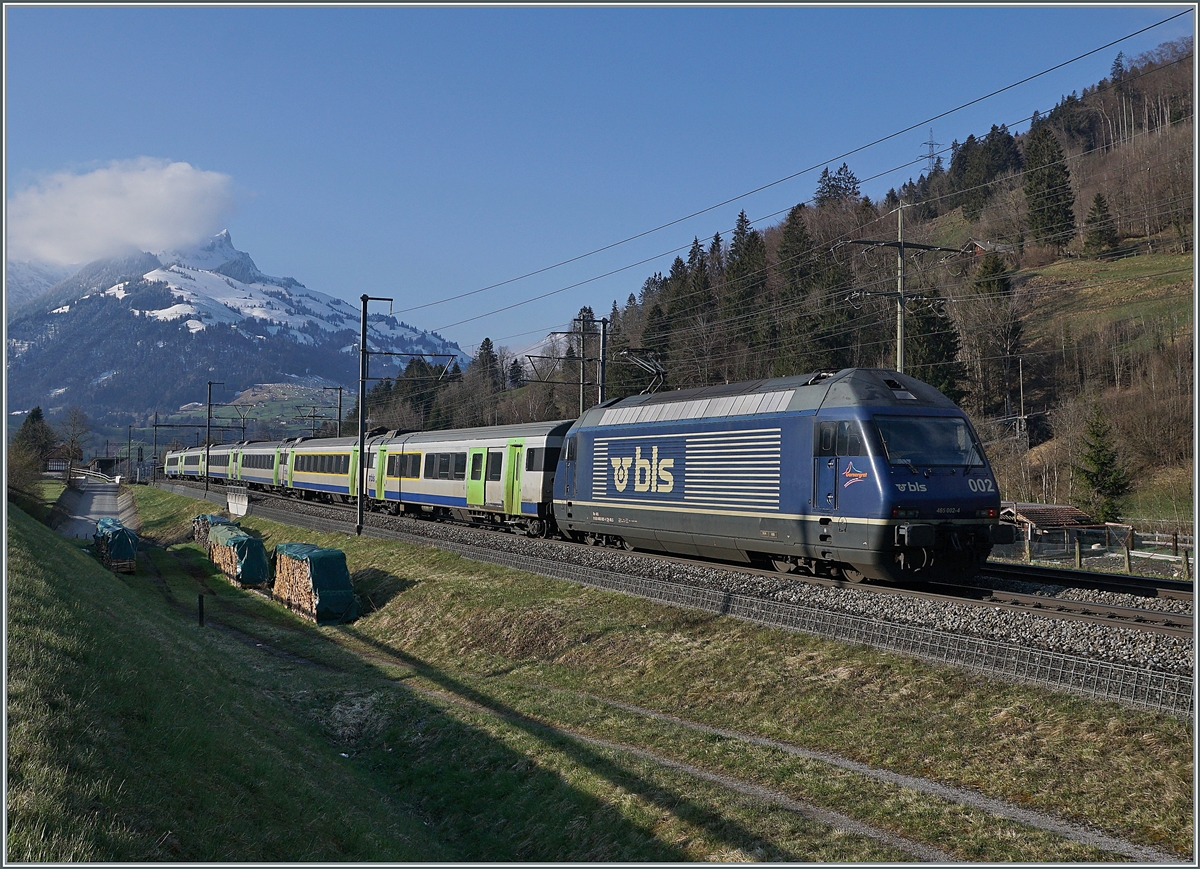 The BLS re4645 002 wiht a local train from Spiez to Frutigen by Mülenen 

14.04.2021