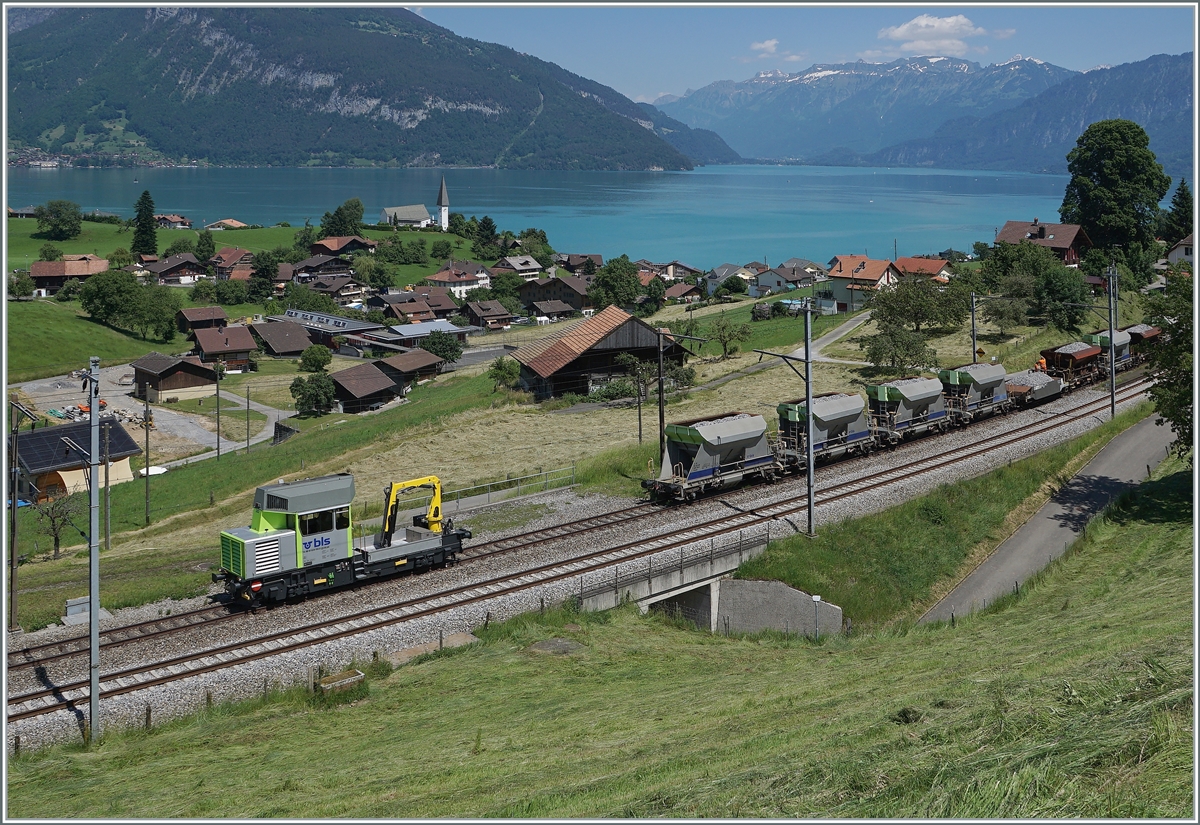 The BLS Tm 234 382 (UIC Tm 98 85 5234 382-0 CH-BLSN) in Faulensee. 

14.06.2021