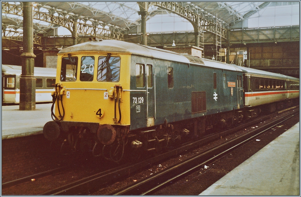 The BR 73 129 with a  Gatwick Express  in London Victoria.
18.06.1984