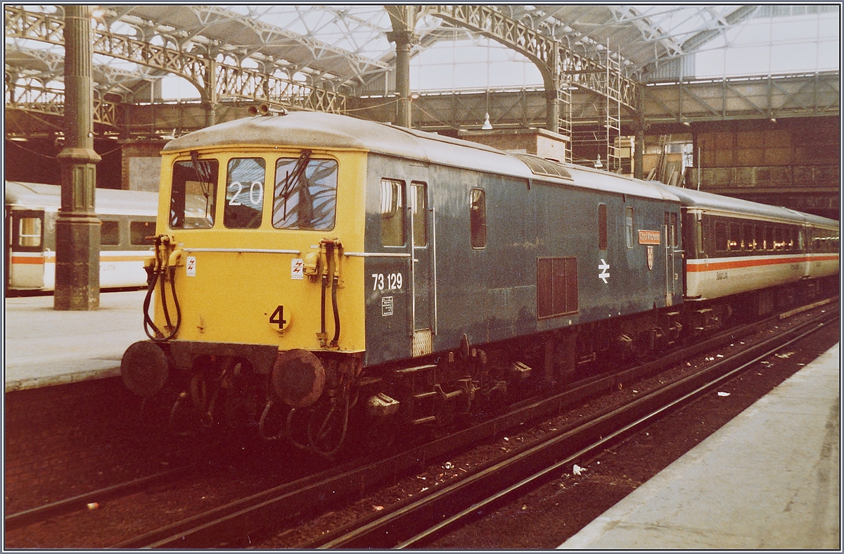 The British Rail 73 129 with a Gatwick Express in London Victoria Station.

18.06.1984