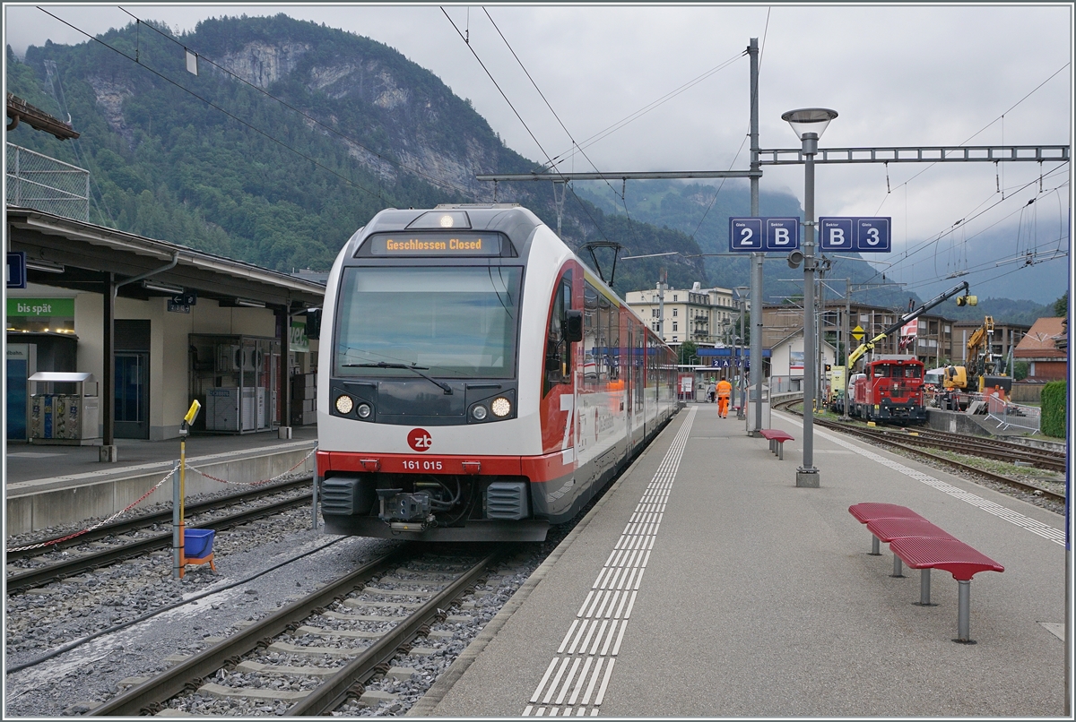 The Brünigbahn 161 015, which arrived in Meiringen from Interlaken, is now taking a break until it begins its return journey.

23.08.2025